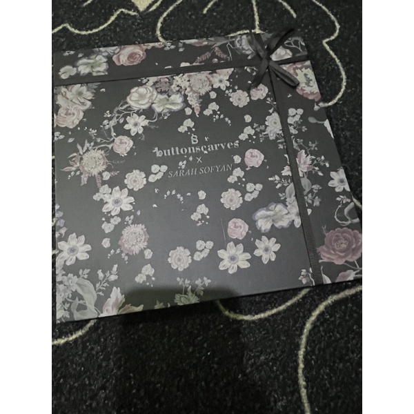 buttonscarves X sarah sofyan blume jet set