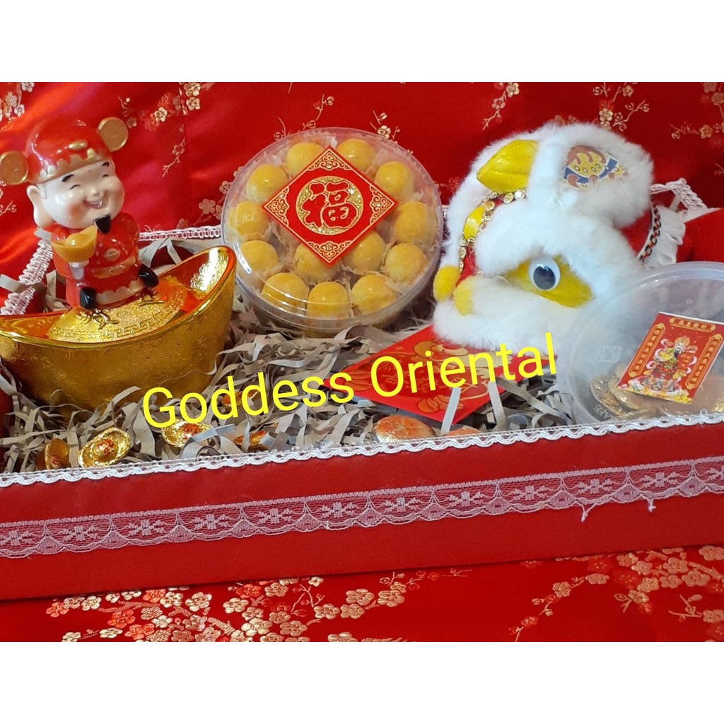 

Imlek Gift Hampers Cai Shen Dewa Rejeki & Barongsai Kue Nanas Pineapple Cookies 7 pcs Set hadiah