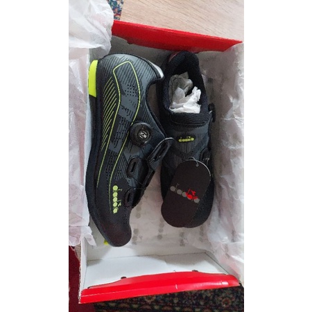 sepatu cleat diadora size 40 masih baru