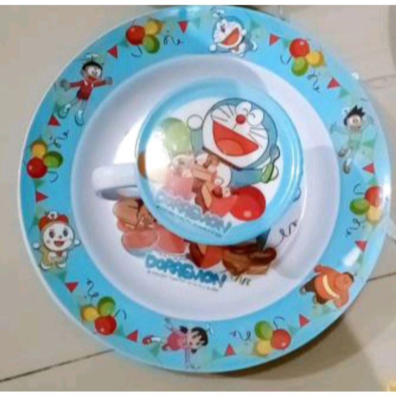 piring makan Doraemon dan hellokitty set souvenir ulang tahun