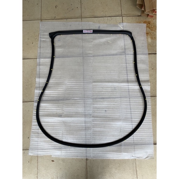 Karet pintu belakang kanan ayla agya original