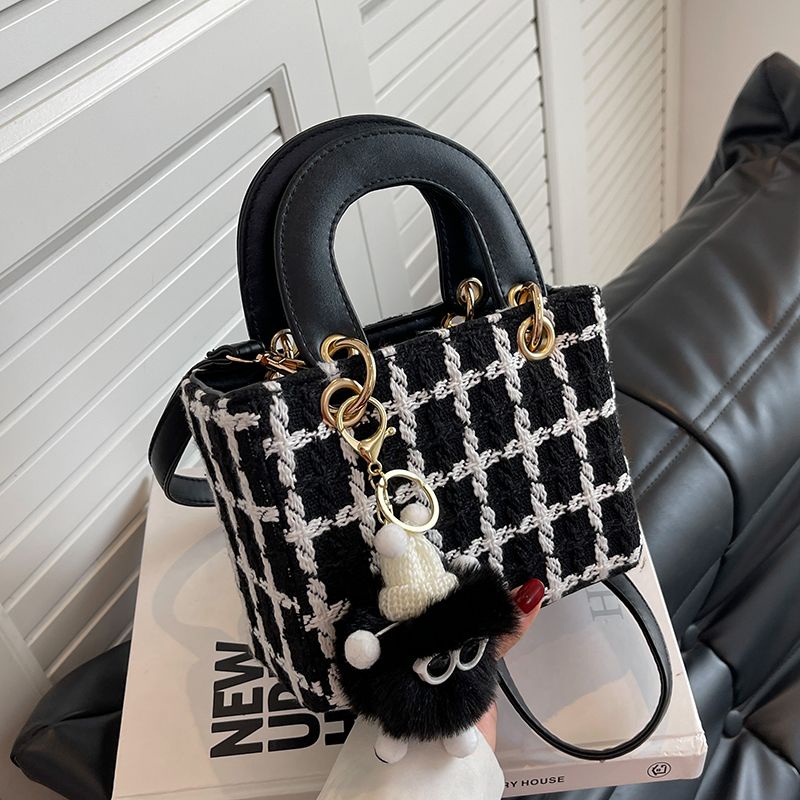 Red Niche design woolen bag 2022 new bag women s bag autumn net red hot style Messenger bag Portable Diana bag