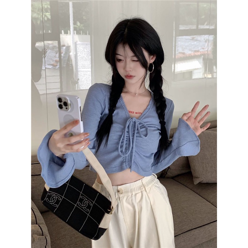 Red Gadis Seksi V-Leher Serut Lengan Panjang T-shirt Wanita Musim Gugur Keinginan Murni Gaya Pinggang Tinggi Terkena Pusar Rasa Desain Niche Slim atasan Pendek