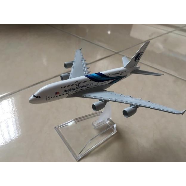 Miniatur Diecast Pesawat Terbang Malaysia Airlines Bahan Besi ---MURAH---
