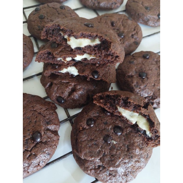 

CHOCO CHIPS CHEWY CAKE (CHEESE FILLING)