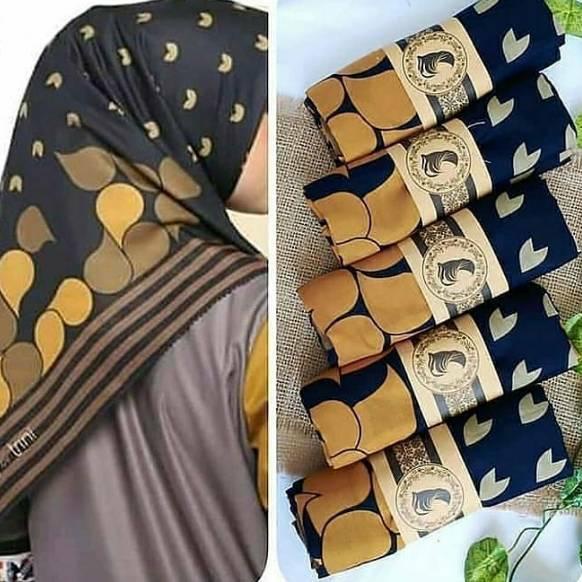 HIJAB SEGI EMPAT VOAL PREMIUM DENAY KW BLACK YELLOW KERUDUNG JILBAB DEENAY KW MOTIF KUNING {DLI.26Ja
