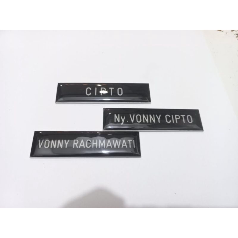 

name tag/nama dada hitam putih gravo/stiker dilapis viberglas magnet,peniti,paku