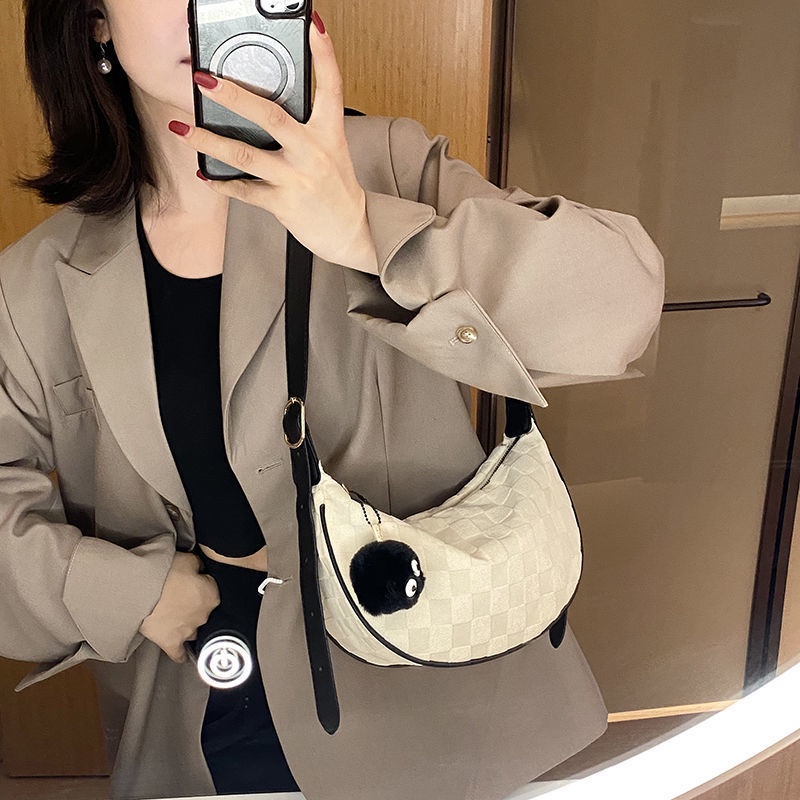 Red Tas Bertekstur Wanita 2022 Musim Gugur dan Musim Dingin Baru All-Match Gaya Asing Kotak Warna Kontras Liontin Lucu Satu Bahu Messenger Tas Pangsit