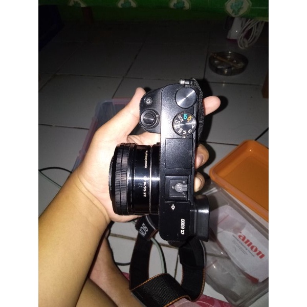 Sony a6000 dengan lensa kit + lensa fix meike 35mm F1.7