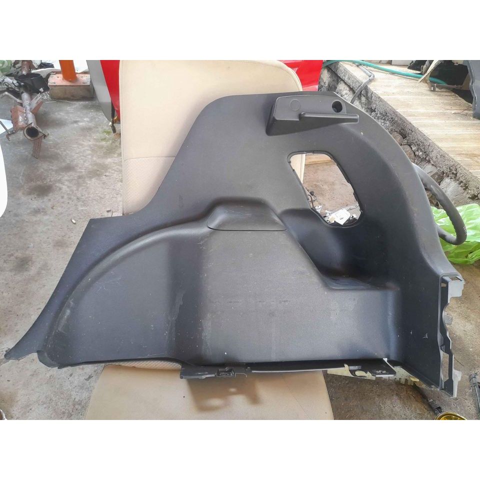 Garnish trim cover quarter Bagasi belakang Toyota Yaris Lama Bakpao Original