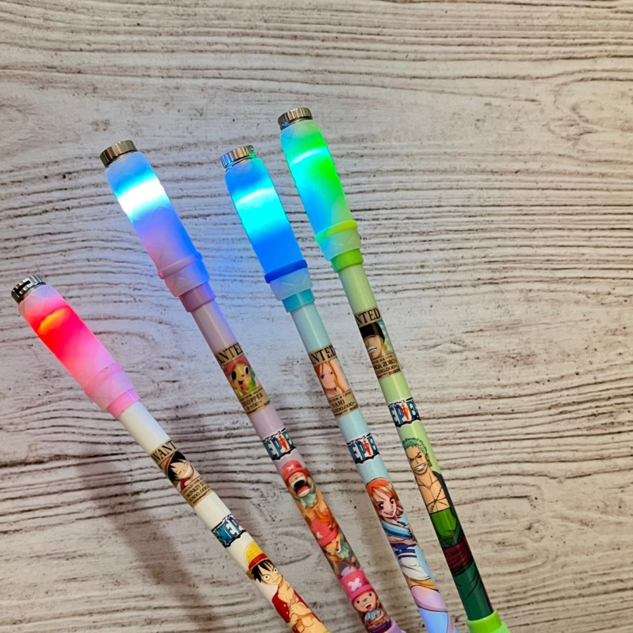 

PEN PUTAR LED ONE PIECE ADA LAMPU NYA TINTA HITAM TERMURAH PEN TONGKAT BISA NYALA KARAKTER ONEPIECE IMUT LUCU BOLPEN FANCY KEKINIAN FAVORIT ANAK BISA COD