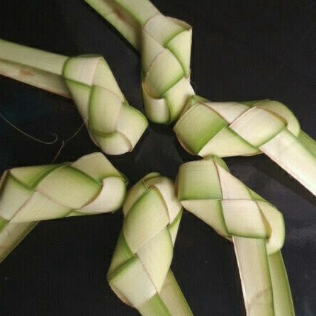 

Ketupat Termurah - Ketupat Mini Selamet - Ketupat Kosong dari Janur Kelapa