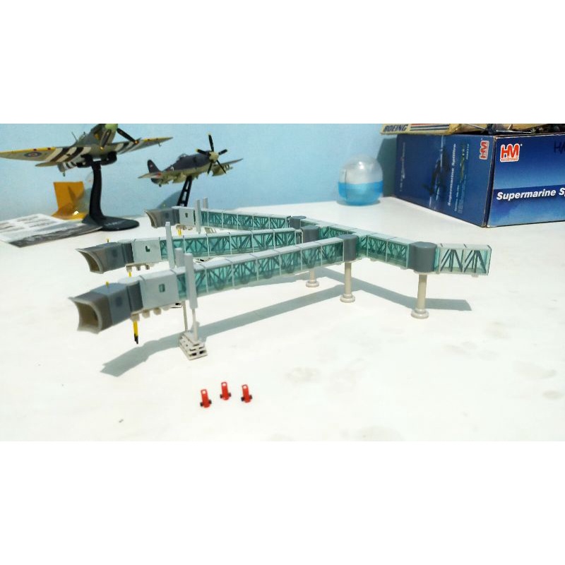 mainan diecast pesawat GSE Garbrata Jetbridge JC Wings 1:200