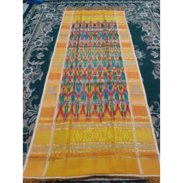 Uis Nipes Kuning Rumah Adat