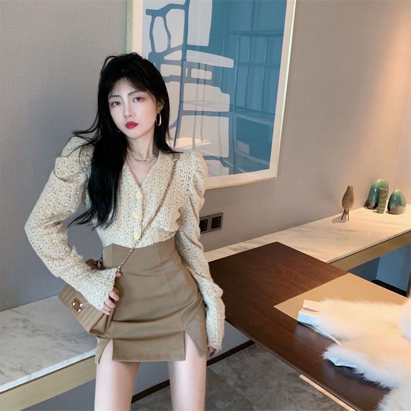 Red High-end wear fashion niche French v-neck light familiar gaya Hong Kong bottoming shirt female small fragrance suit skirt two-piece set