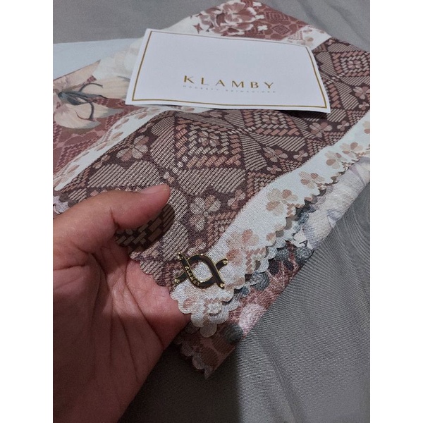 MAHARANI SCARF WEARING KLAMBY