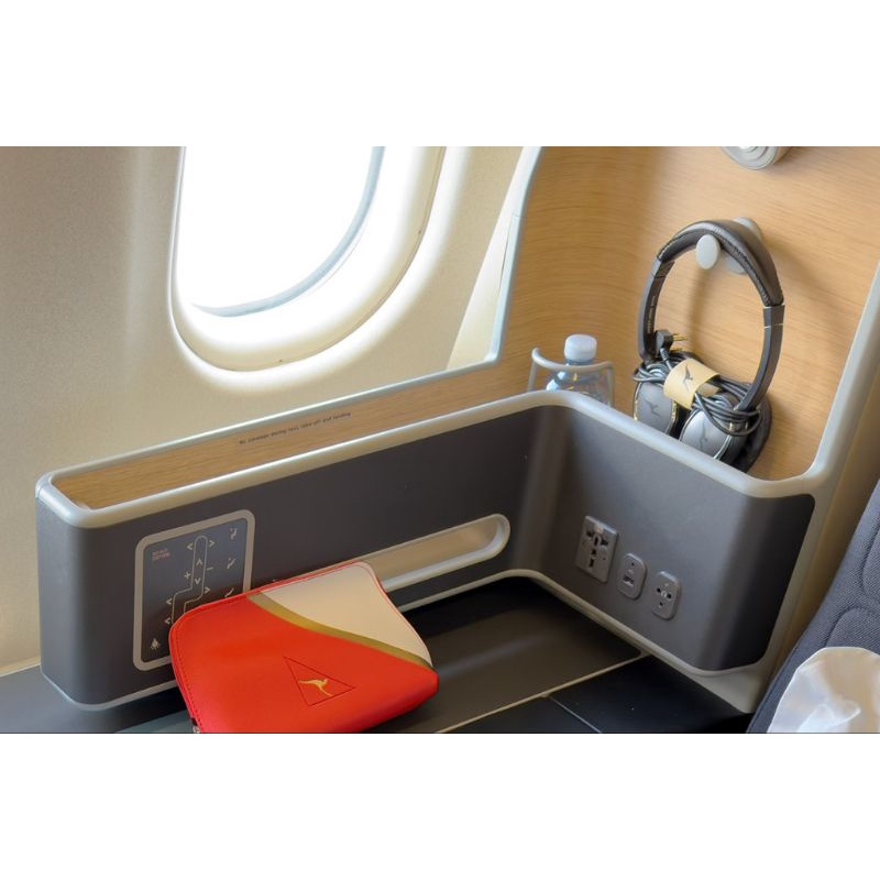 TAS AMENITY QANTAS 100 BUSSINES CLASS