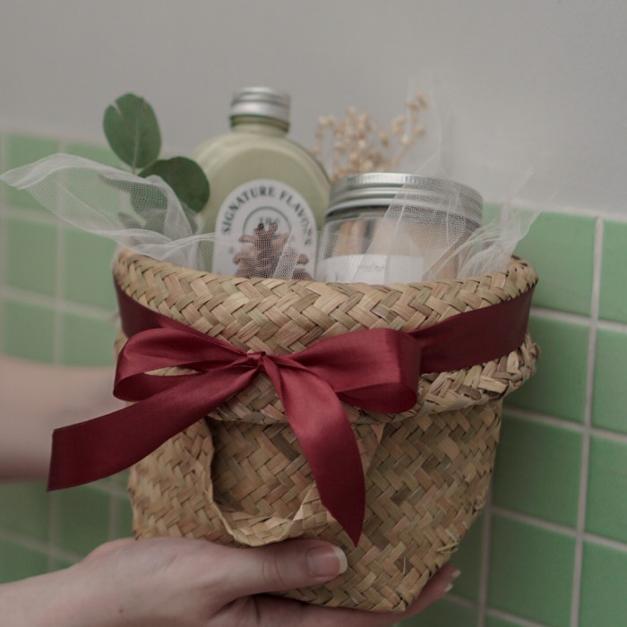 

Christmas Hampers - Pine