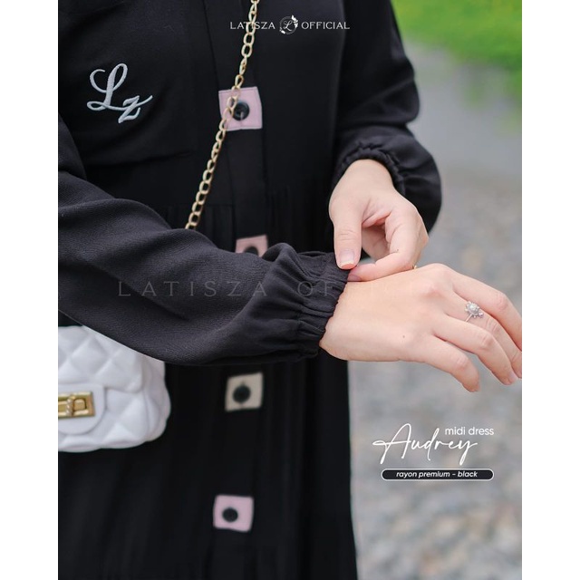 Terlaris. Drees Terbaru || Terbaru ️ Audrey Midi Dress ️ by Latisza