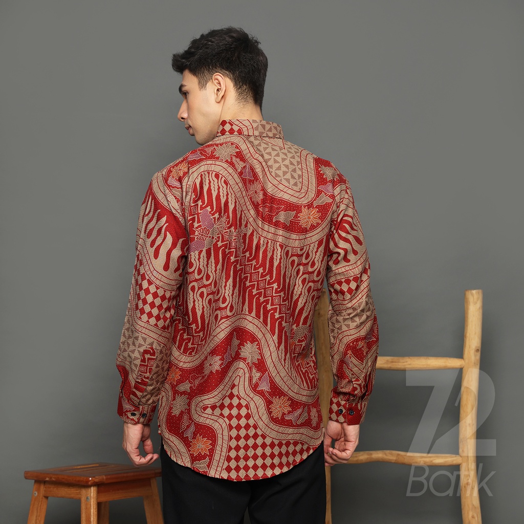 KEMEJA BATIK PRIA LENGAN PANJANG Kemeja Dobby Slimfit Motif Parang Kupu Warna Merah Coklat 723157 Cap 72 - Baju Kemeja Atasan Pakaian Setelan Batik Pria Cowok Laki Laki Remaja Keluarga Kantor Lengan Panjang Modern Slimfit Slim Fit Premium Kekinian