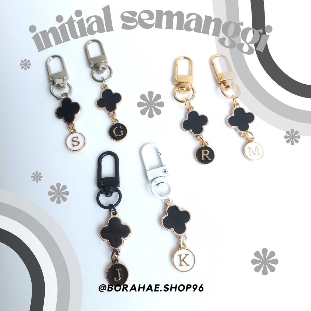 Gantungan daun semanggi initial custom enamel gantungan tas