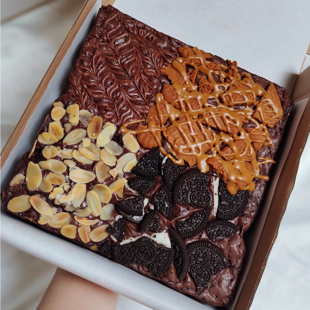 

Premium Baked Half n Half (classic x premium toppings) Fudgy Brownies (18x18)