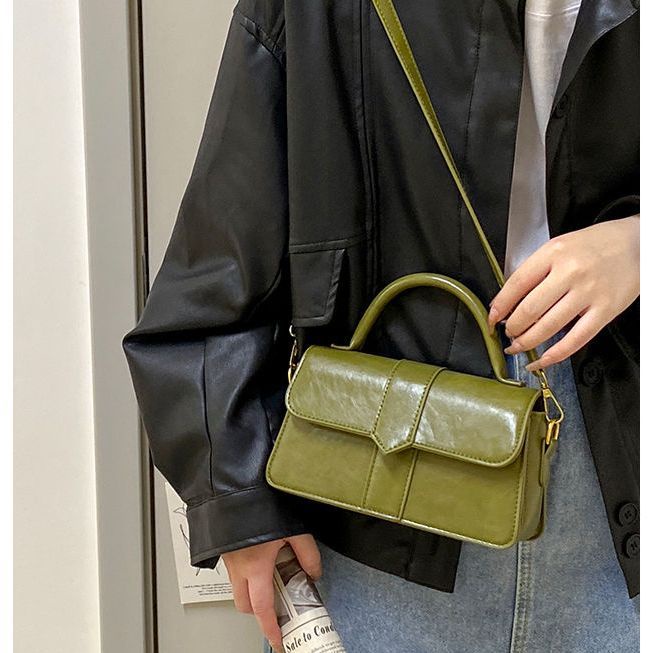 Red High-End Niche Desain Tas Wanita 2022 Baru Musim Gugur dan Musim Dingin Single Bahu Messenger Tas Retro All-Match portabel Kecil Persegi Tas