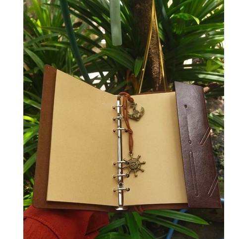 

Terlaris ✨ - Buku Binder Agenda Catatan Harian Cover Kulit Desain Retro dengan Tali Pembatas Pirate Vintage Compass Notebook Unik Klasik Elegan3.1.23