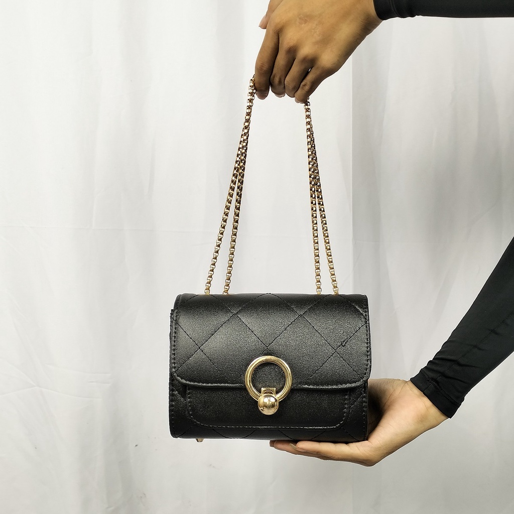 Tas Selempang Hitam Kunci Bundar Lucy Slingbag