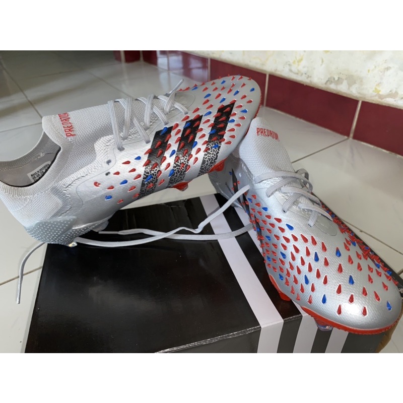 Soccer Adidas Predator Freak.1 Low FG - Silver Metallic Core Black Scarlet