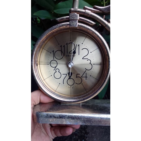 Jam meja Seiko model unik.