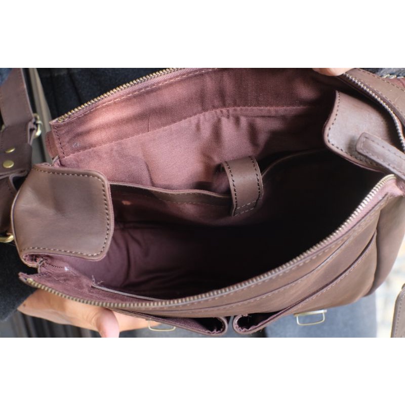 Tas Kantor Unisex Aira Bag Kulit Sapi Asli Briefcase Pedro Laptop 10 Inchi Bahan Nu Buck Crazy Horse Terbaru Tali Panjang Adjustable Kekinian Original