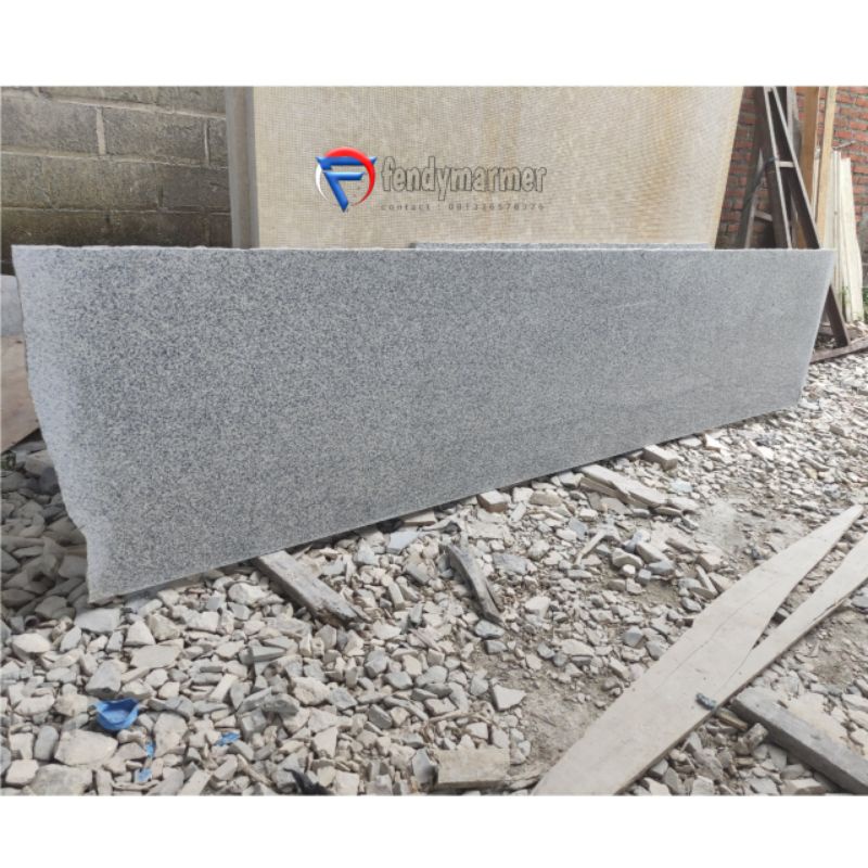Lembaran lantai granit starwhite panjang 250x60 - import