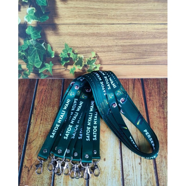 

TALI LANYARD SATOE NYALI WANI / TALI KALUNG IDCARD BONEK PERSEBAYA SURABAYA, HIJAUBOTOL.