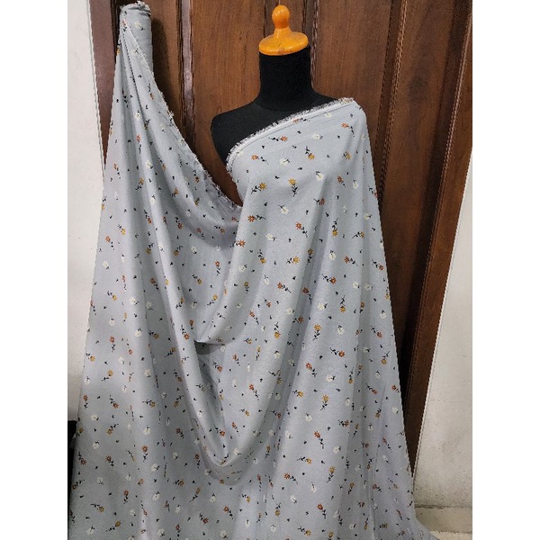 Kain Rayon Viscose Bunga Oren Putih Dasar Abu Muda Ke-Biru-An (0,75m)