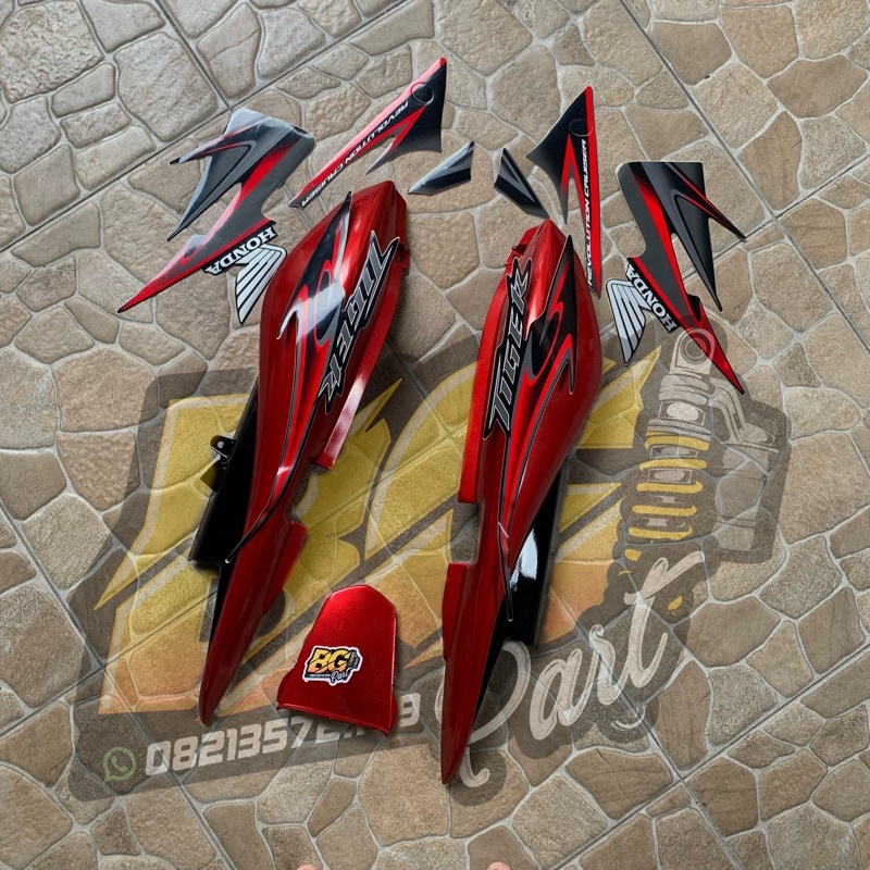 bodi belakang Tiger Revo warna merah maroon tahun 2013 stiker warna merah