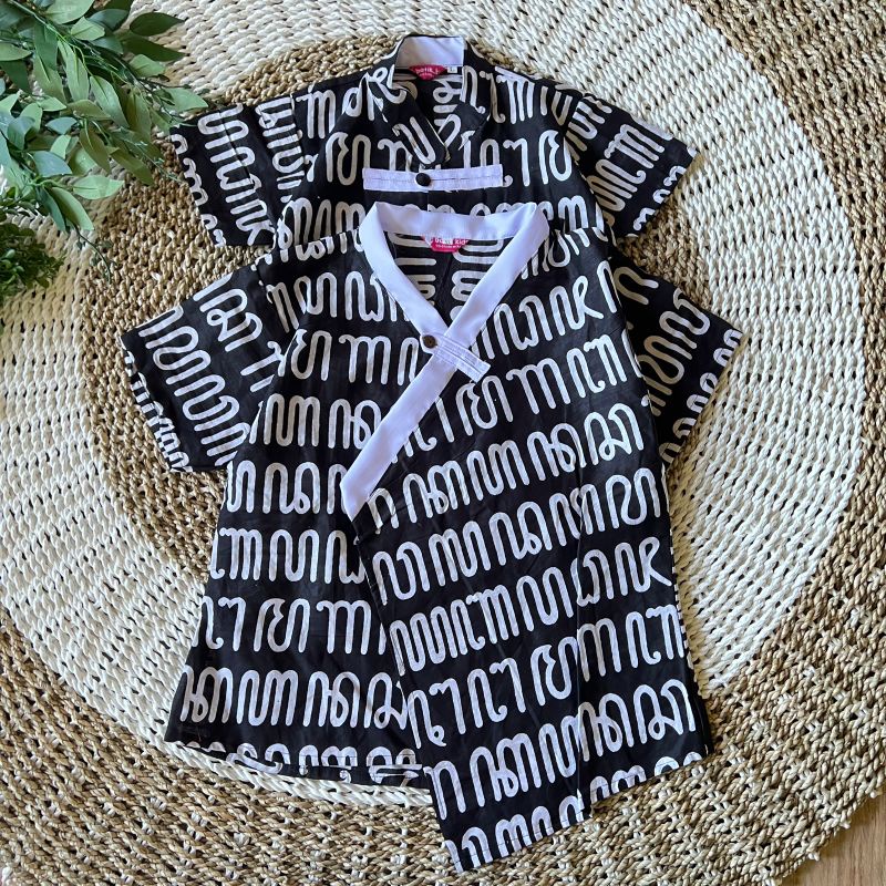 Couple Blus Batik Anak Dan Kemeja Batik Anak Aksara Jawa Hitam Putih Couple Blus Batik Anak