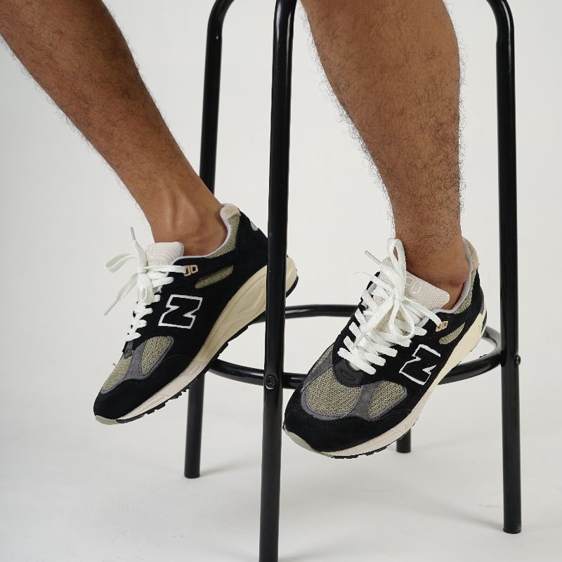 SEPATU NB 990 V2 BLACK CREAM GREY