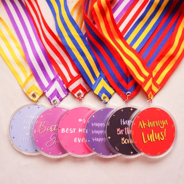 Medali Custom Acrylic Hadiah Kado Wisuda Graduation Ulang Tahun