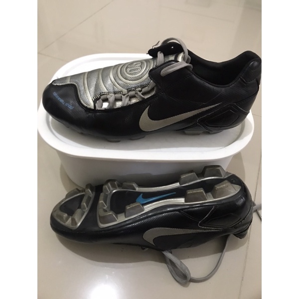 sepatu bola nike T90 ori