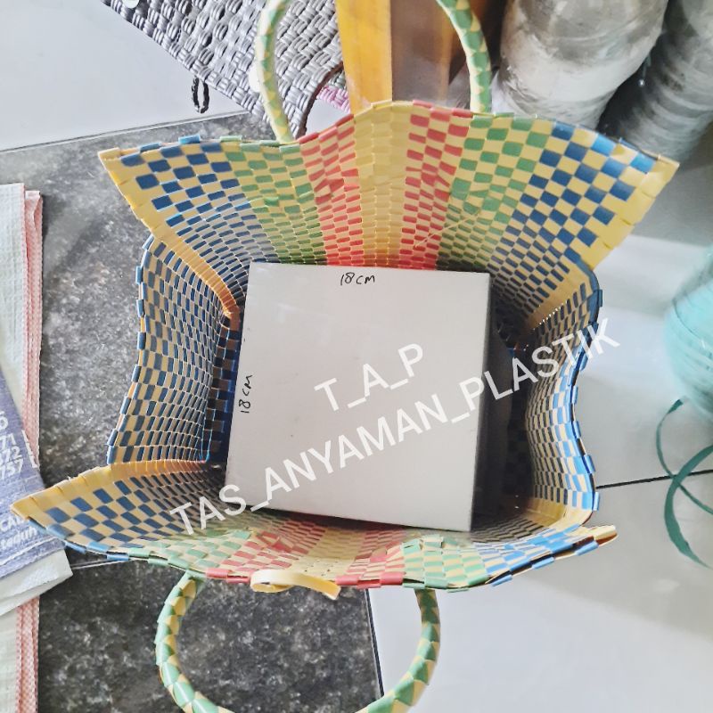 Tas Anyaman Souvenir Belanja Custom Anyam Plastik Tas Hajatan Parcel Lebaran Pakai Tutup dan Kancing ukuran TANGGUNG / M