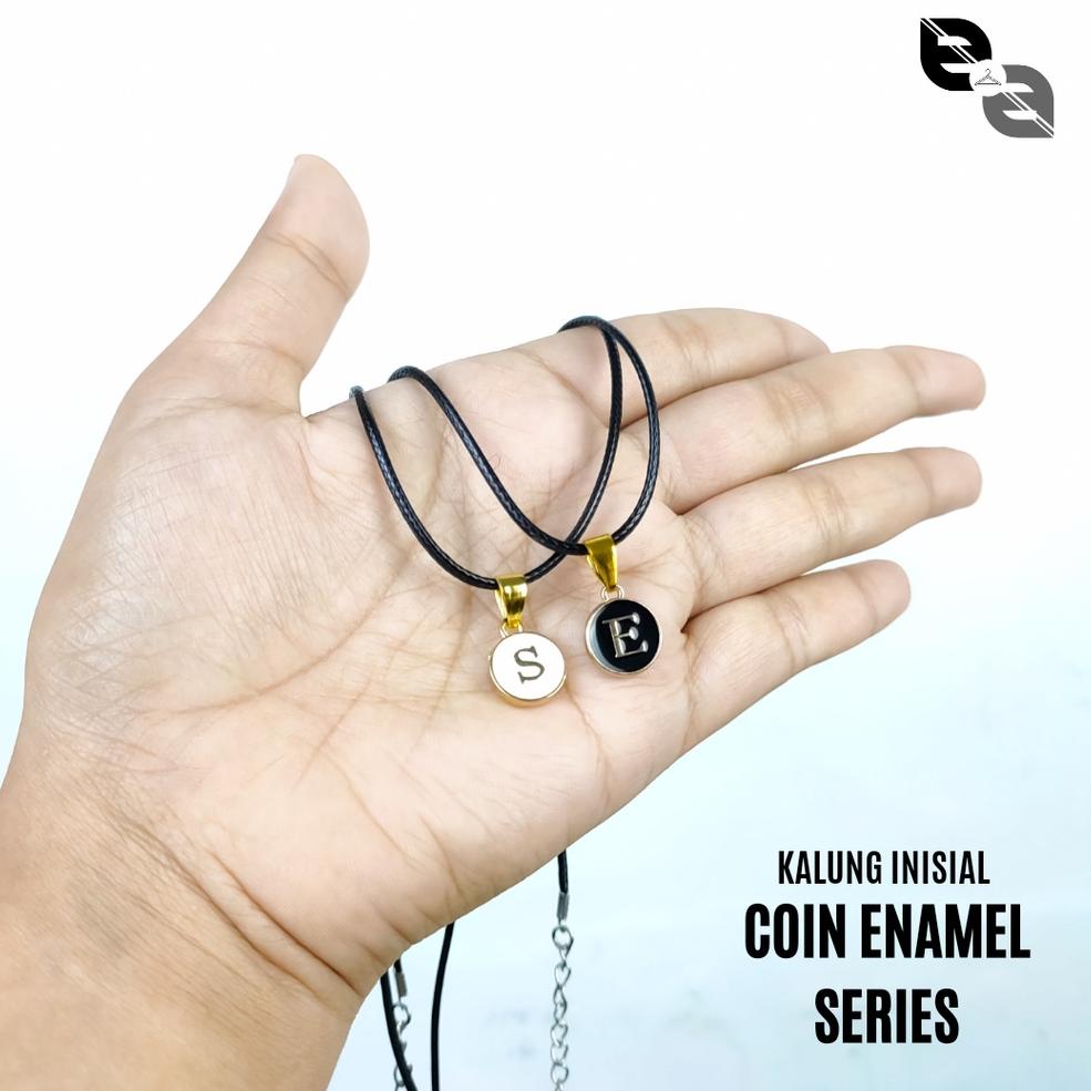 Kalung Inisial Nama Huruf Coin Enamel Hitam Putih Tali Korea 1.5 mm Untuk Hadiah Pasangan Persahabat
