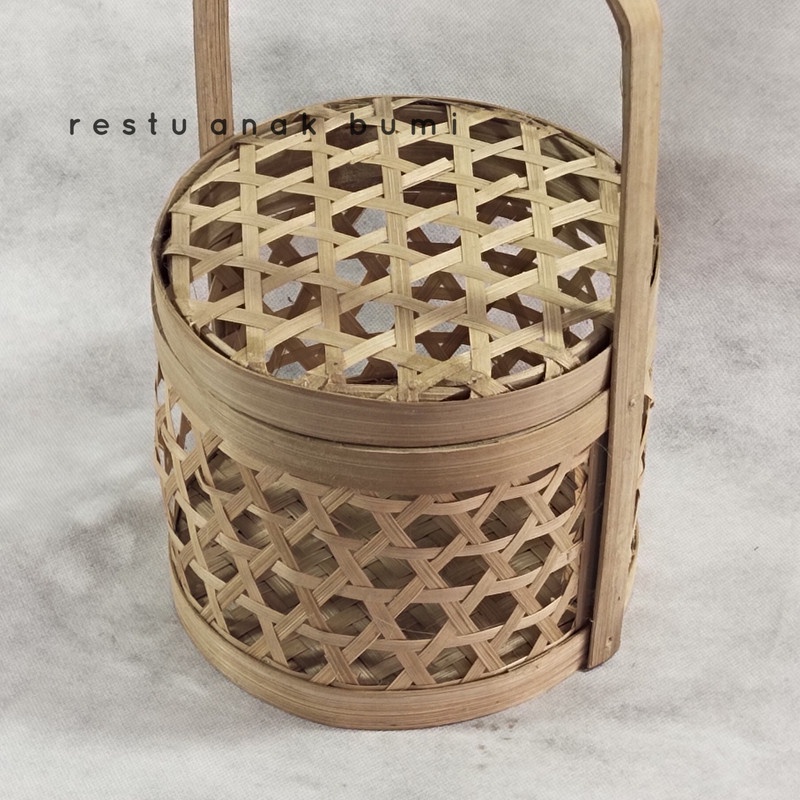 

( new product ) (B091) Rantang Bambu Lubang Hexagonal d.20cm/Hadiah/Lamaran/Parcel Lebaran/Natal/Acara/Catering/Souvenir/Wadah Serbaguna/Basket/Craft/Fruit Box/Sembako/Teh/Gula/Beras/Telur/Seserahan/Kado/Gift/Hampers/Hantaran/Makanan/Minuman