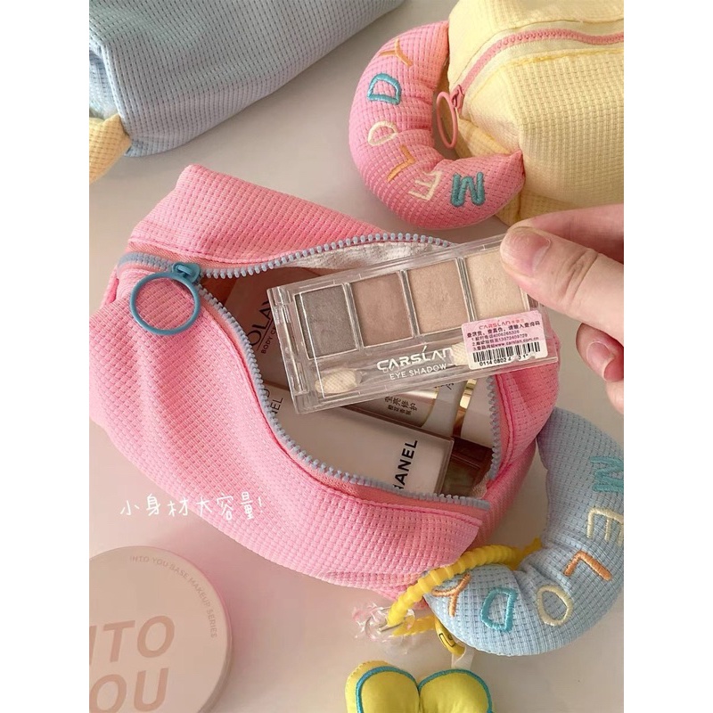 MELODY GRID COSMETIC BAG / TAS PENYIMPANAN BERKAPASITAS BESAR / TRAVELLING POUCH ORGANIZER /  KOREAN CUTE PILLOW MAKE UP POUCH / TAS MAKEUP BANTAL PASTEL COLOR / TAS KOSMETIK PERJALANAN WANITA TAHAN AIR / KOTAK PENSIL ESTETIK / FLUFFY KOREAN POUCH