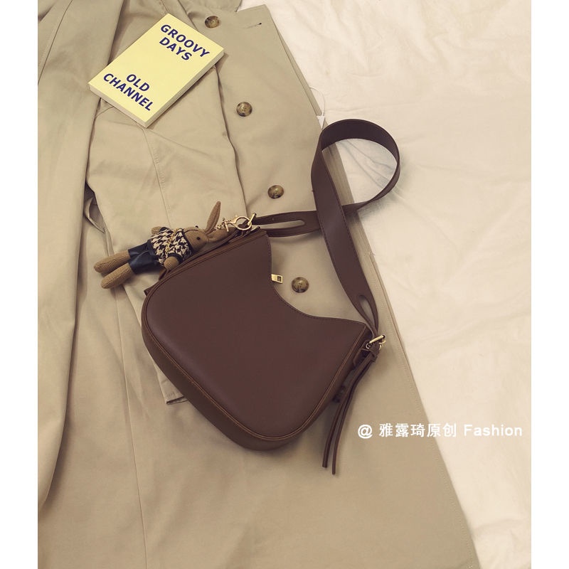 Red Serbaguna in Messenger tas wanita 2022 mode trendi baru retro ketiak tas Perancis tas pelana bahu minoritas