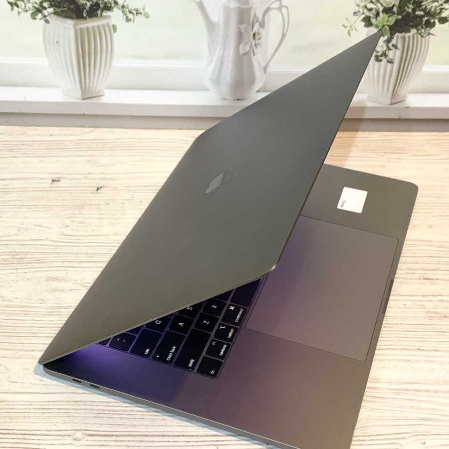 (FREE CASE) MACBOOK PRO 15 INCH TOUCHBAR 2018 RAM 16GB SSD 256GB SECOND ORIGINAL BERKUALITAS HARGA EKONOMIS