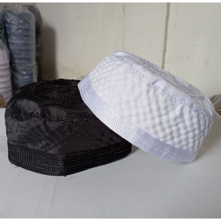 Peci Bugis Madinah Hitam Kopiah Putih Pendek 7 CM