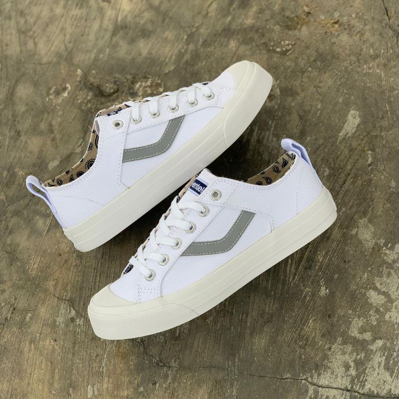 Sepatu Sneakers Casual Fashion Kekinian Trendy Bisa Nyala Cowok Cewek Pria Wanita Anak Muda Remaja K