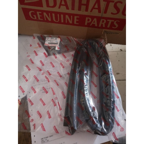 karet kaca  pintu run chanel samping belakang kiri avanza dan xenia lama orisinil 68152-BZ010-001