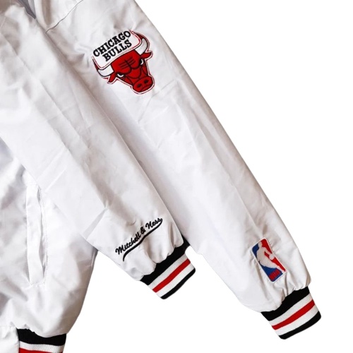 Jaket Varsity Chicago Bulls Mitchells Ness White | Jaket Pria | Jaaket Varsiy Pria | Jaket Bulls